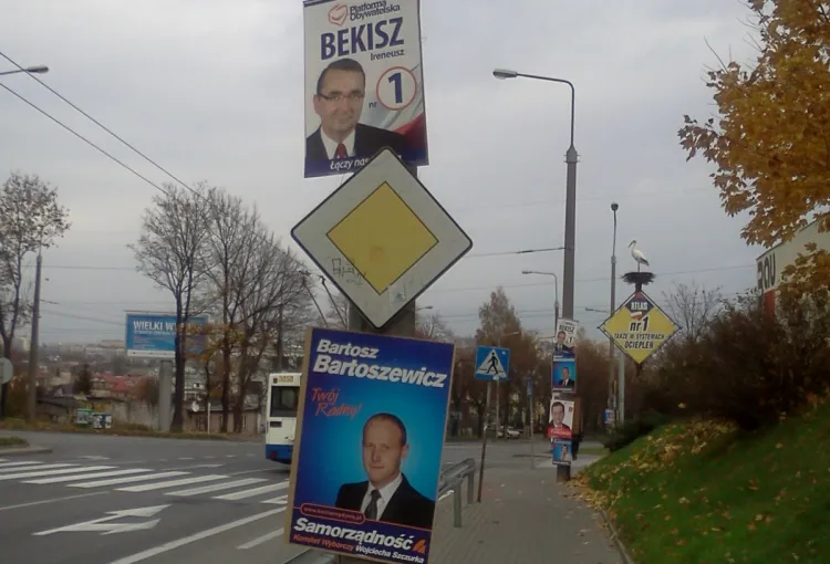 Wyborczych plakatów nie będzie można wieszać m.in. na słupach, na których są znaki drogowe. Na zdjęciu kampania wyborcza w 2010 roku i wizerunki obecnego radnego (u góry) oraz wiceprezydenta Gdyni (na dole).