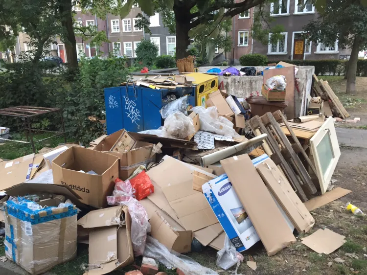 Prawdopodobnie handlarze po jarmarku podrzucili śmieci mieszkańcom na podwórza. Zdjęcie wykonane 18 sierpnia. 