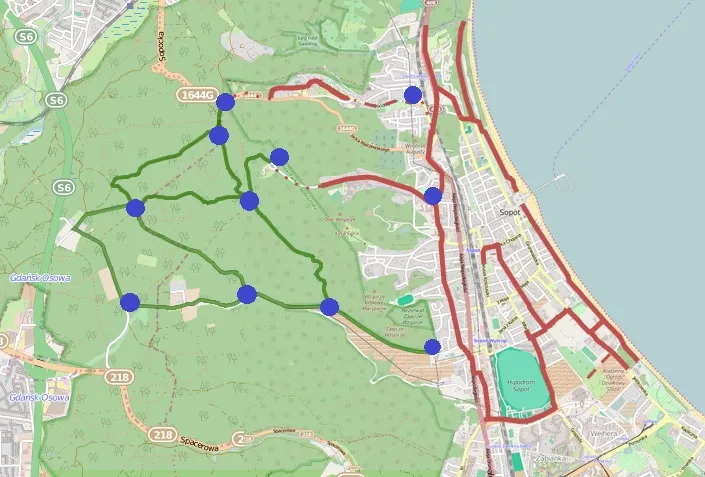 Rowerowa mapa Sopotu - na zielono zaznaczone są trasy leśne, na czerwono - miejskie, a niebieskie kropki pokazują miejsca, w których oznakowano skrzyżowania.
