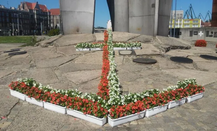 Kwiaty w tej formie nie mogą obecnie stać pod pomnikiem. 