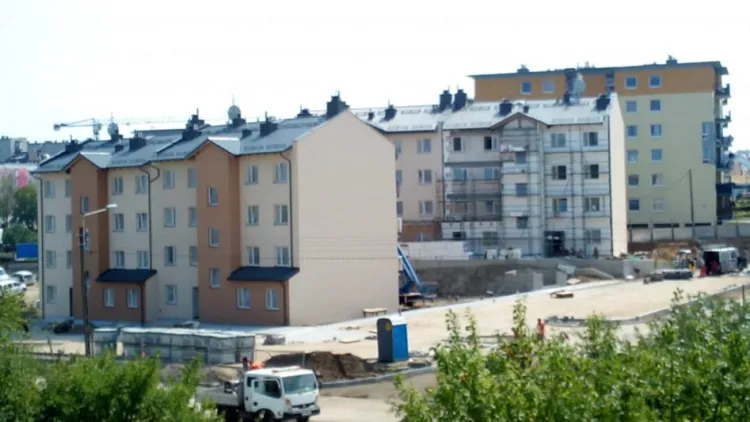 Czterokondygnacyjne budynki komunalne powstają w trzech etapach. We wrześniu do użytku oddanych zostanie 48 mieszkań.