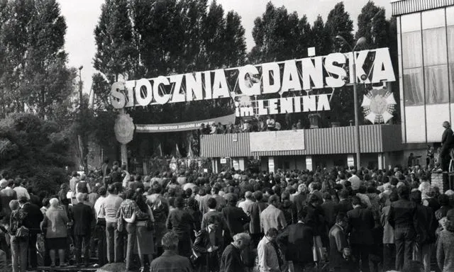 Mieszkańcy Gdańska zgromadzeni przed historyczną Bramą nr 2 Stoczni Gdańskiej im. Lenina w oczekiwaniu na ogłoszenie podpisania Porozumień Gdańskich