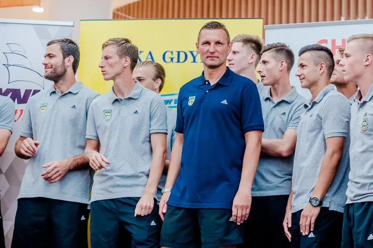 Trener Grzegorz Niciński (w środku) uważa, że Arka ma szeroką kadrę zawodniczą. 
