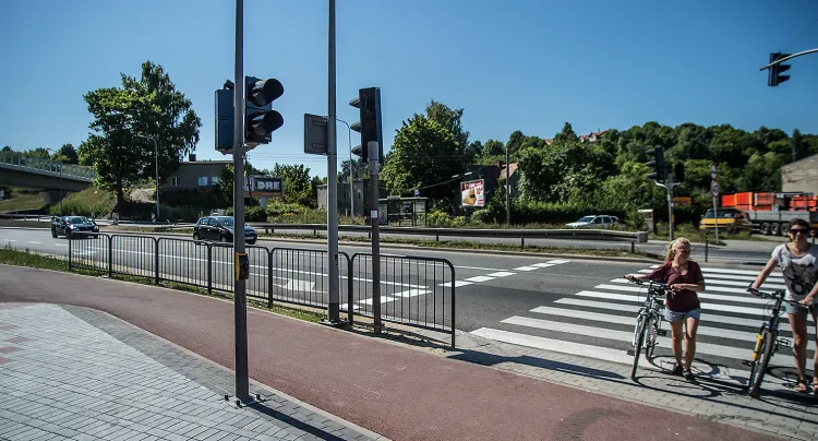 Na sygnalizatorze domyślnie będzie się paliło światło zielone dla rowerów, ale w momencie, gdy pojawi się pieszy, dla rowerzystów (i jednocześnie dla kierowców aut na osobnych sygnalizatorach) pojawi się światło czerwone.