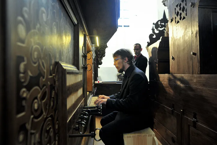 Andrzej Mikołaj Szadejko jest nie tylko koncertującym organistą, organologiem, kompozytorem i dyrygentem, ale również niezwykle aktywnym popularyzatorem muzycznego dziedzictwa dawnego Gdańska. To z jego inicjatywy rozpoczęto rekonstrukcję zabytkowych organów Mertena Friese w kościele św. Trójcy. 