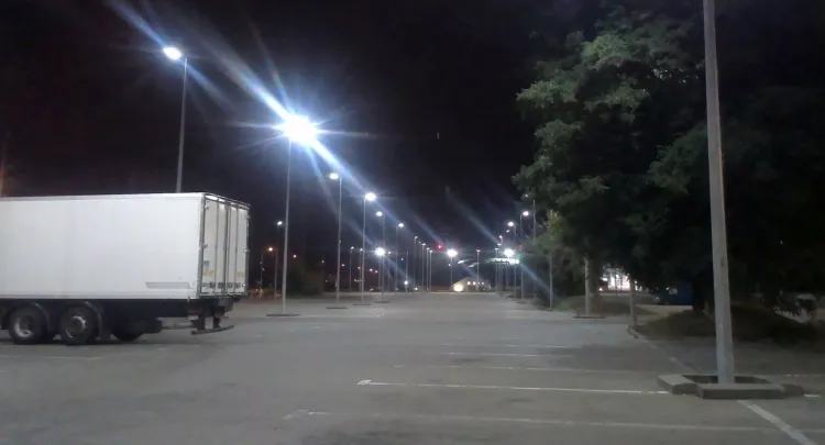 Opustoszały parking oświetla sporo latarni. Jak donoszą czytelnicy: pali się każda z nich.