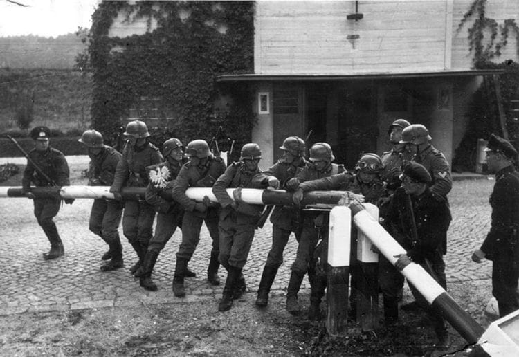 Policjanci gdańscy łamiący szlaban na przejściu granicznym w Kolibkach, między Wolnym Miastem Gdańskiem a Polską. Propagandowe zdjęcie wykonano 1 września w porannych godzinach (ukazało się w weekendowym wydaniu "Danziger Vorposten" 2/3 września 1939 r.). Tymczasem w nocy z 1 na 2 września oddziały polskie przyprowadziły kontratak, wypierając napastników z zajętych pozycji.