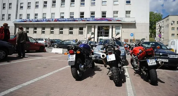 Przed pięcioma laty opozycja próbowała przeforsować zwolnienie motocyklistów z opłat za parkowanie, ale radni Samorządności stwierdzili, że każdy motocykl zajmuje jedno miejsce parkingowe i zmiana nie ma sensu.
