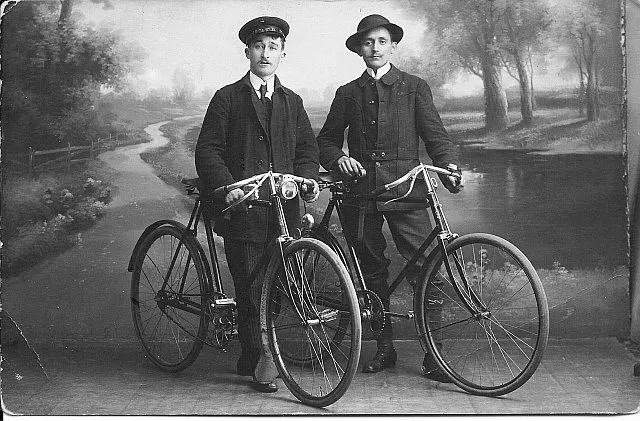 Niemieccy mężczyźni na rowerach, ok. roku 1920. Widać, że zdjęciu wykonano w atelier fotograficznym, a malownicze tło jest jest elementem scenografii. 
