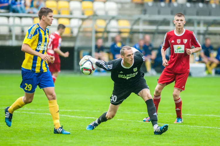 W każdym z trzech ostatnich meczów Arka grała w innym ustawieniu w obronie, ale Konrad Jałocha (z piłką) nie uważa, że to miała wpływ na to, iż drużyna straciła w tych spotkaniach aż 7 goli. 