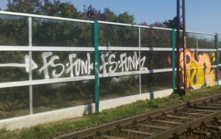 W tym roku gdyńscy policjanci dostali zaledwie dwa zgłoszenia o nielegalnym graffiti. Krajobraz szpecą też jednak bazgroły wykonane wcześniej.