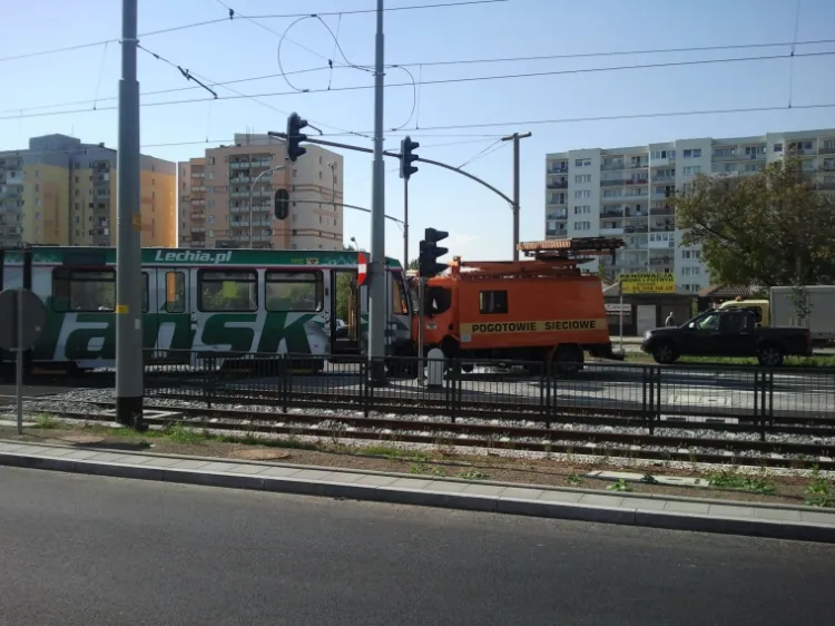 Wypadek pogotowia sieciowego z tramwajem linii 12. Ranny został kierowca auta technicznego.
