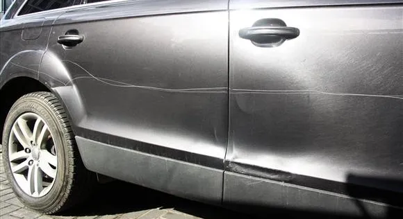 Koszt lakierowania uszkodzonego samochodu to kilkaset złotych za każdy element karoserii.