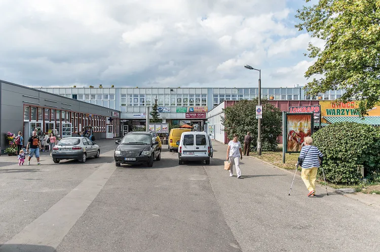 W bezpośrednim sąsiedztwie działki znajduje się obszerna zabudowa handlowo-usługowa. Jej standardy nie są współczesne, ale są to setki metrów kwadratowych powierzchni handlowych. 