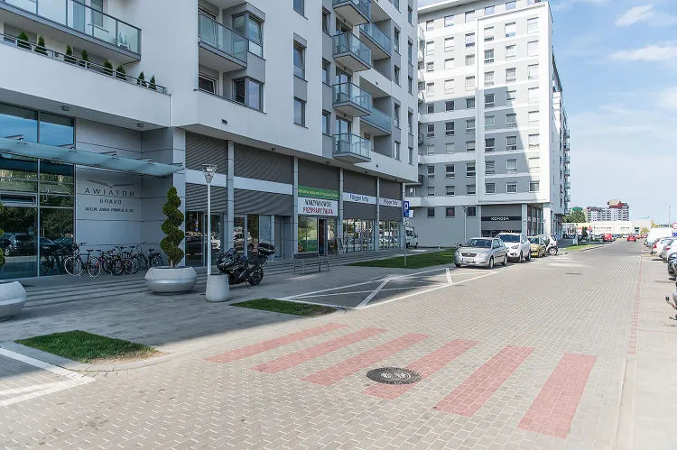 Współcześnie powstająca zabudowa pasa startowego uwzględnia funkcję handlowo-usługową w parterach budynków wielorodzinnych. 