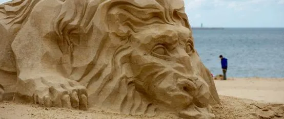 Latem piaskowe lwy powstały na plaży w Stogach, teraz na Długim Targu powstaną mniejsze rzeźby lodowe.