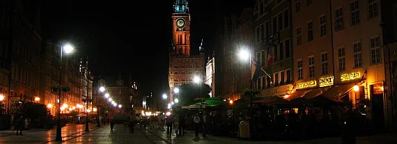 Długi Targ, najbardziej reprezentacyjna ulica Gdańska, po zmroku nadal pustoszeje.