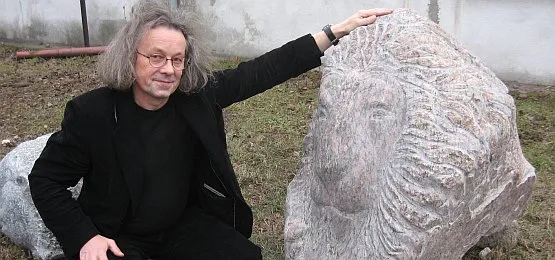 Andrzej Stelmasiewicz z lwem wykonanym w ramych ubiegłoroczncyh warsztatów rzeźbiarskich.