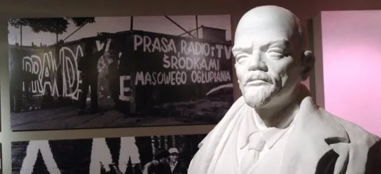 Popiersia Lenina trafiły do muzeów komunizmu, a jego książki na wysypiska śmieci lub do... kolekcjonerów.