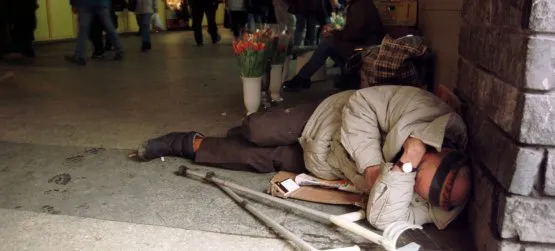 Bezdomni są znacznie brdziej widoczni jesienią i zimą, gdy w centrach miast szukają schronienia przed chłodem. Nz. bezdomny mężczyzna śpiący w przejściu podziemnym przy Dworcu Głównym PKP w Gdańsku.