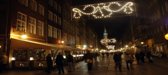 Na świąteczną dekorację miasta Gdańsk wyda ok. 300 tys. zł, Gdyni wystarczy 95 tys. Na zdjęciu zeszłoroczna iluminacja ul. Długiej.