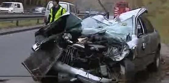 Śmierelny wypadek na ul. Słowackiego w Gdańsku. BMW, któe wypadło z drogi na zakręcie, uderzyło w drzewo. Zginął 14-letni pasażer.