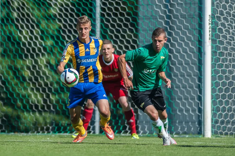 Przemysław Macierzyński (z prawej) zdobył pierwszego gola w barwach Lechii. Napastnik ustalił wynik derbowego meczu z drugą drużyną Arki Gdynia.
