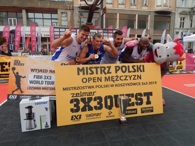 3x3 Urbancity.pl Gdańsk świętują mistrzostwo Polski w koszykówce ulicznej. Na zdjęciu od lewej: Łukasz Muszyński, Marcin Chudy, Paweł Pawłowski i Michael Hicks.