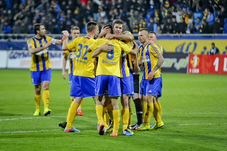 Piłkarze Arki w tym sezonie już w czterech meczach I ligi i w jednym Pucharu Polski, w których cieszyli się z prowadzenia 1:0, schodzili z boiska z remisem bądź porażką. 
