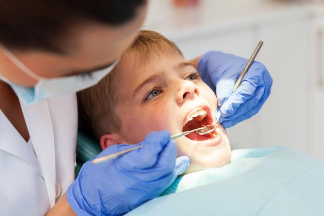 NFZ, chcąc doprowadzić do zwiększenia liczby gabinetów stomatologicznych w szkołach, większą szansę na kontrakt daje tym, którzy działają w placówkach oświatowych. Wymagania funduszu wciąż są jednak dla niektórych stomatologów nie do przeskoczenia.   