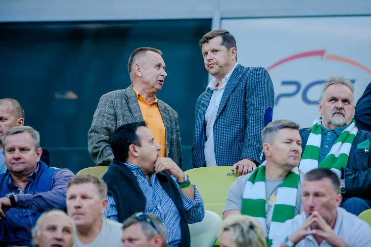 Bogusław Kaczmarek spogląda teraz na grę Lechii Gdańsk z wysokości trybun. Na zdjęciu w rozmowie z Cezarym Kucharskim. 