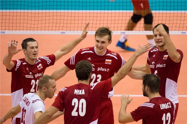 Reprezentacja Polski od zwycięstwa rozpoczęła start w turnieju o Puchar Świata. W podstawowym składzie biało-czerwonych znów gra siatkarz Lotosu Trefla Gdańsk - Mateusz Mika. 