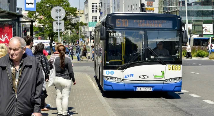 W Gdyni według ZKM autobusy i trolejbusy rzadko przyjeżdżają szybciej niż wskazuje na to rozkład. Tolerancja wynosi od pół do maksymalnie minuty.