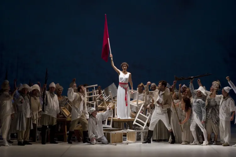 Scena "rewolucyjna", czyli obrazek z Paryża w czasie Rewolucji Francuskiej to jeden z najciekawszych inscenizacyjnie fragmentów "Erosa i Psyche". Z flagą Barbara Zamek jako Psyche.