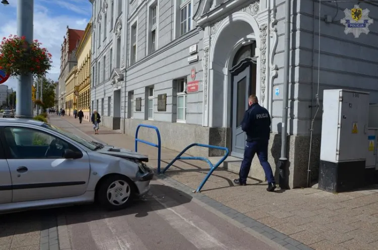 Skutki wtorkowej kolizji drogowej tuż obok budynku Komendy Miejskiej Policji w Gdańsku.