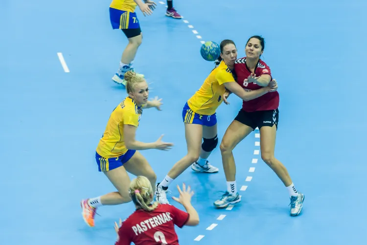 Na inaugurację sezonu Vistal wygrał w Gdańsku z AZS Łączpolem 27:24. Na zdjęciu Monika Kobylińska powstrzymuje Monikę Stachowską, a obok nich w obronie Katarzyna Janiszewska.