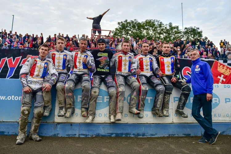 Gdańscy żużlowcy po meczu długo świętowali z kibicami wejście do finału II ligi.