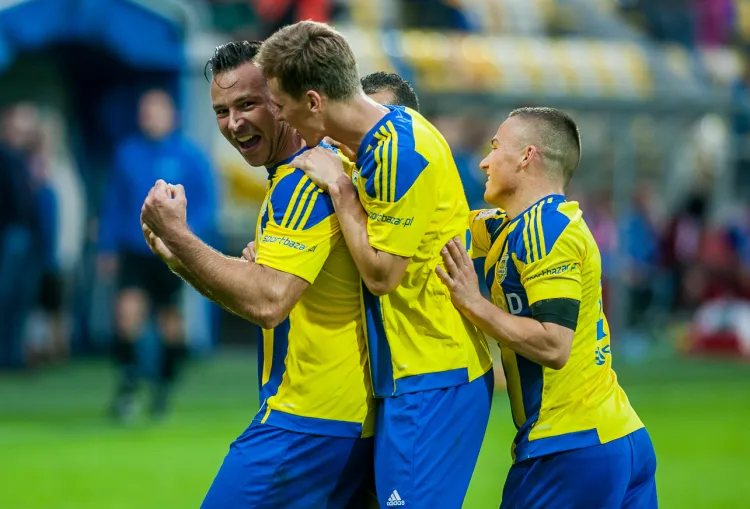 Pawłowi Abbotowi (pierwszy z lewej) gratuluje Tadeusz Socha (w środku), którego gol dał Arce zwycięstwo nad GKS Katowice 15 sierpnia. Od tego meczu gdynianie czekali na kolejny sukces aż do tej niedzieli. 