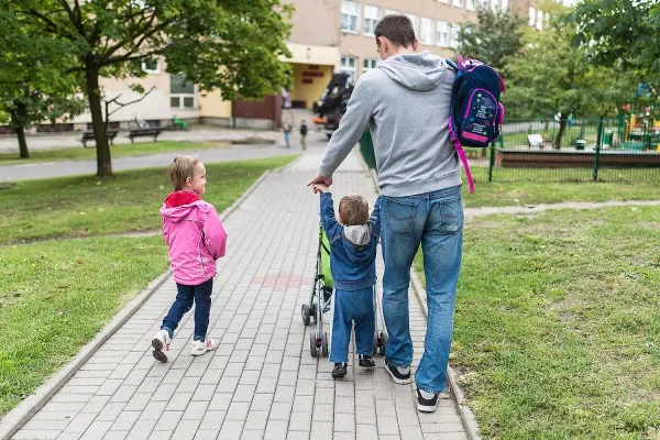 Wielu rodziców wyręcza dzieci w noszeniu za ciężkich plecaków.