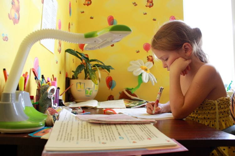 Regulowana lampa nad biurkiem pozwoli dostosować kierunek oświetlenia do tego, czym akurat zajmuje się dziecko. 