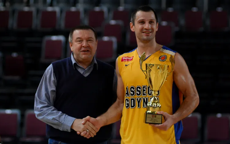 Puchar za 3. miejsce odebrał kapitan Asseco, Piotr Szczotka.