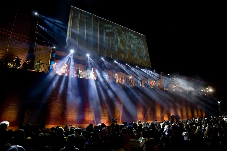 Gdański Teatr Szekspirowski otwarto uroczyście 19 września 2014 roku. Z okazji roku najmłodszego teatru w Trójmieście, przygotowano imprezę urodzinową, która odbędzie się dokładnie w rocznicę inauguracji, w sobotę 19 września.