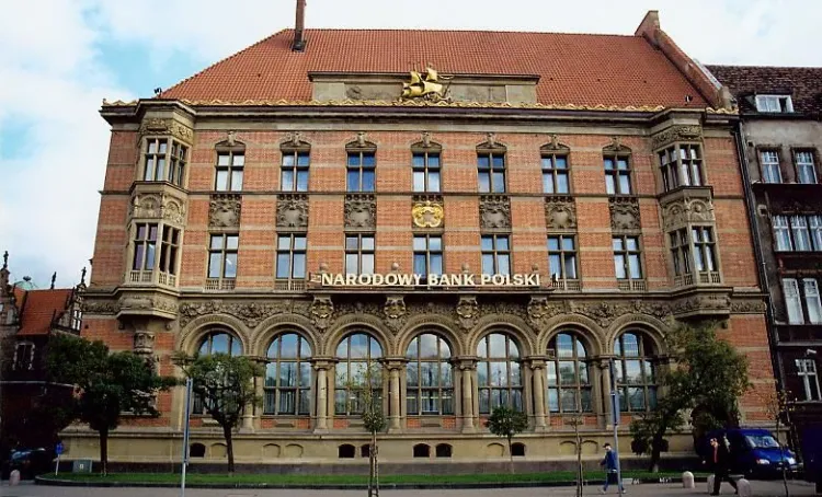 Gdański oddział Narodowego Banku Polskiego mieści się przy  ul. Okopowej 1   .