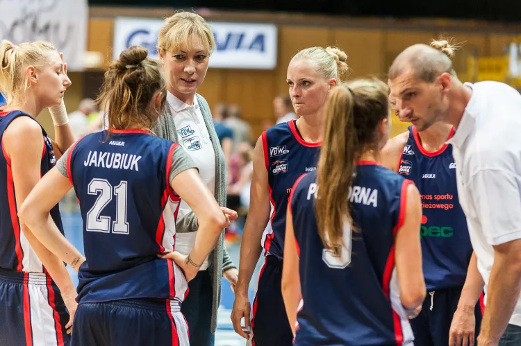 Agnieszka Bibrzycka (w środku) boryka się z dolegliwościami przeciążeniowymi kolana, ale na inaugurację ma przewodzić Basket Gdynia na parkiecie w meczu w Krakowie 