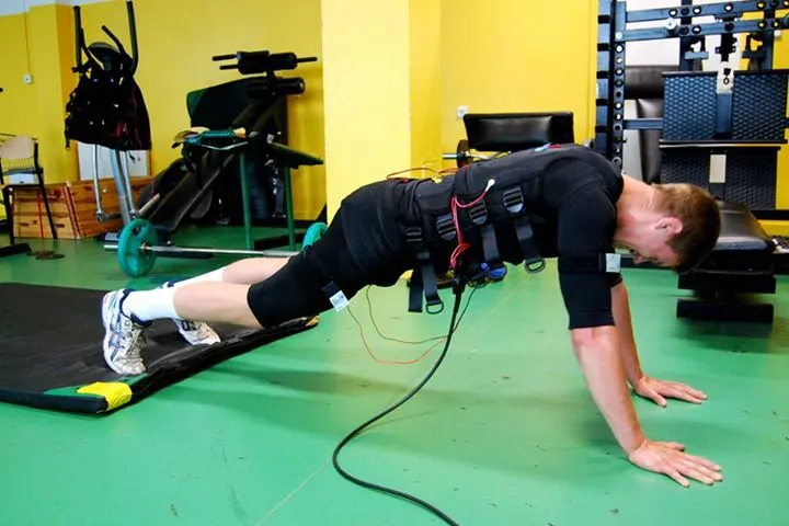 Trening EMS odbywa się w specjalnej kamizelce, która stymuluje mięśnie za pomocą impulsów elektrycznych.