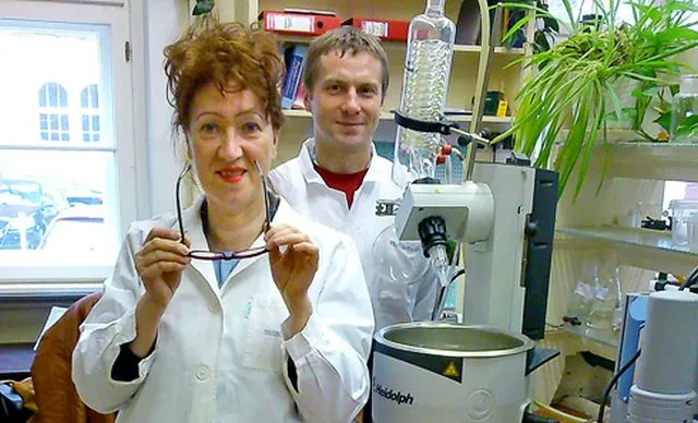 Prof. Krystyna Dzierzbicka oraz dr inż. Grzegorz Cholewiński z Wydziału Chemicznego pracują nad związkami, które mogą zrewolucjonizować leki zapobiegające odrzucaniu przeszczepionych narządów.