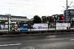 Barierki przystanków tramwajowych w Gdańsku z banerami.