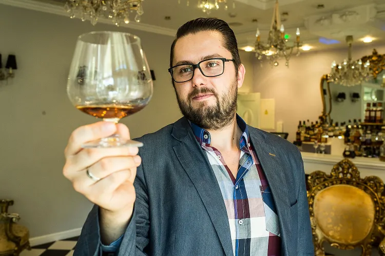 Picie koniaku to powolna i relaksująca celebracja, podczas której stopniowo odkrywamy kolejne aromaty i smaki. Na zdjęciu: Andrzej Weiss, współwłaściciel Brasserie d'oR, organizator spotkań degustacyjnych koniaku i whisky.