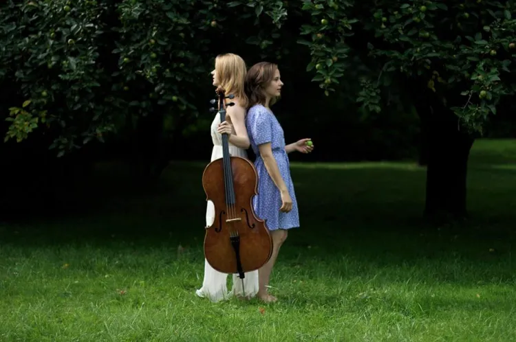 - W muzyce Ciechowskiego pociąga nas jego umiejętność do zawierania w prostych środkach muzycznych ogromnego ładunku emocjonalnego. To dla nas oznaka geniuszu - mówią wiolonczelistka Dobrawa Czocher (pierwsza z lewej) i pianistka Hania Raniszewska.