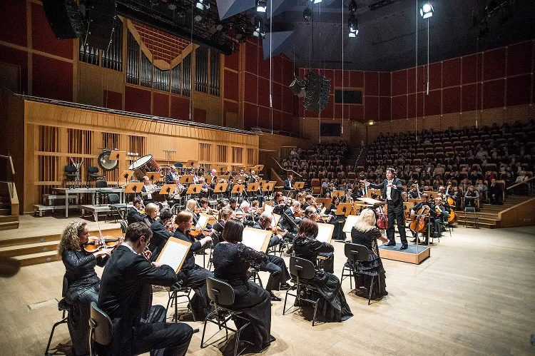 Program koncertu rozpoczynającego jubileuszowy sezon będzie nawiązywał do historycznego koncertu sprzed 70 lat, którym Orkiestra Symfoniczna Filharmonii Bałtyckiej zainicjowała swoją działalność. Orkiestrę PFB poprowadzi jej dyrektor artystyczny, Ernst van Tiel. 